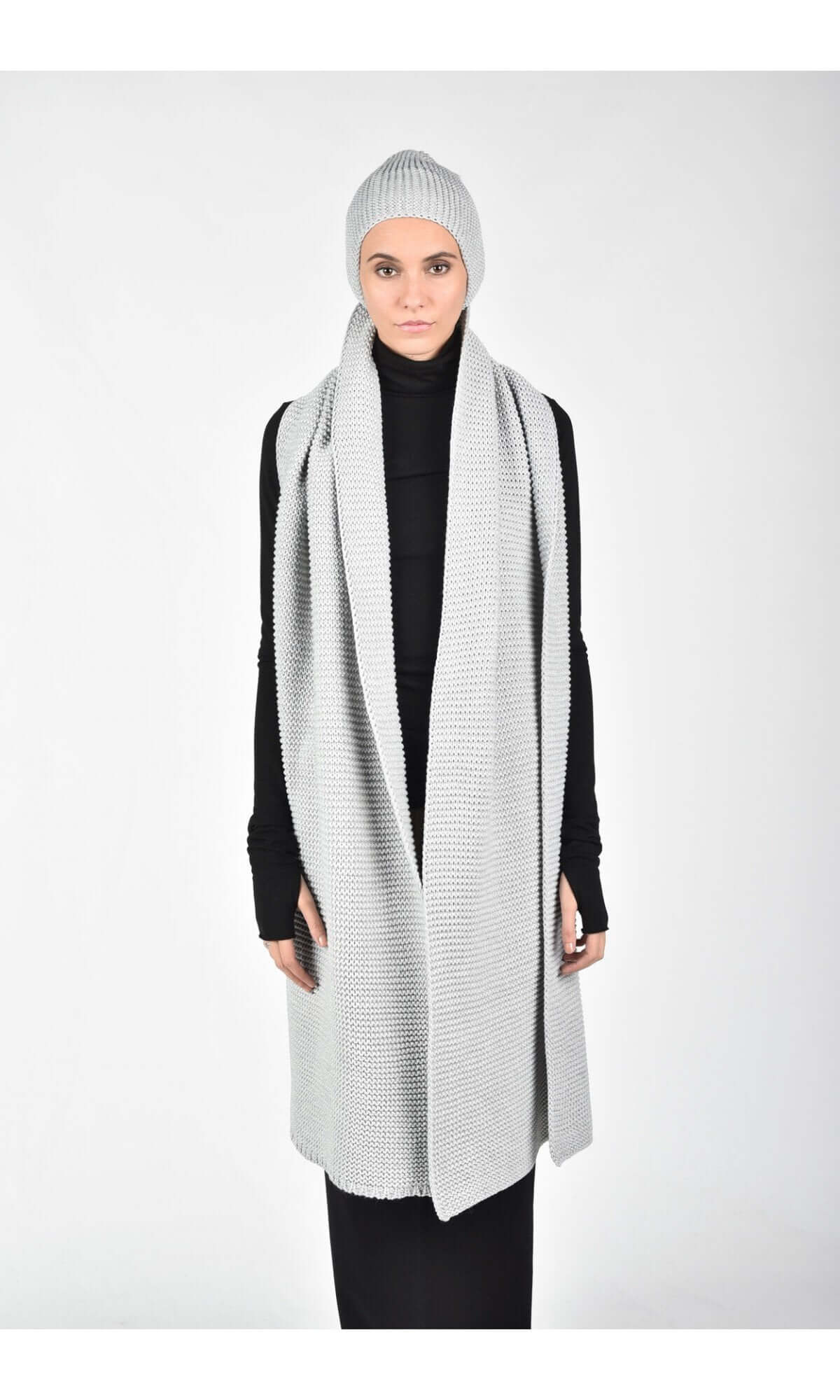 Ensemble deux pièces avec écharpe extra-longue et bonnet en maille