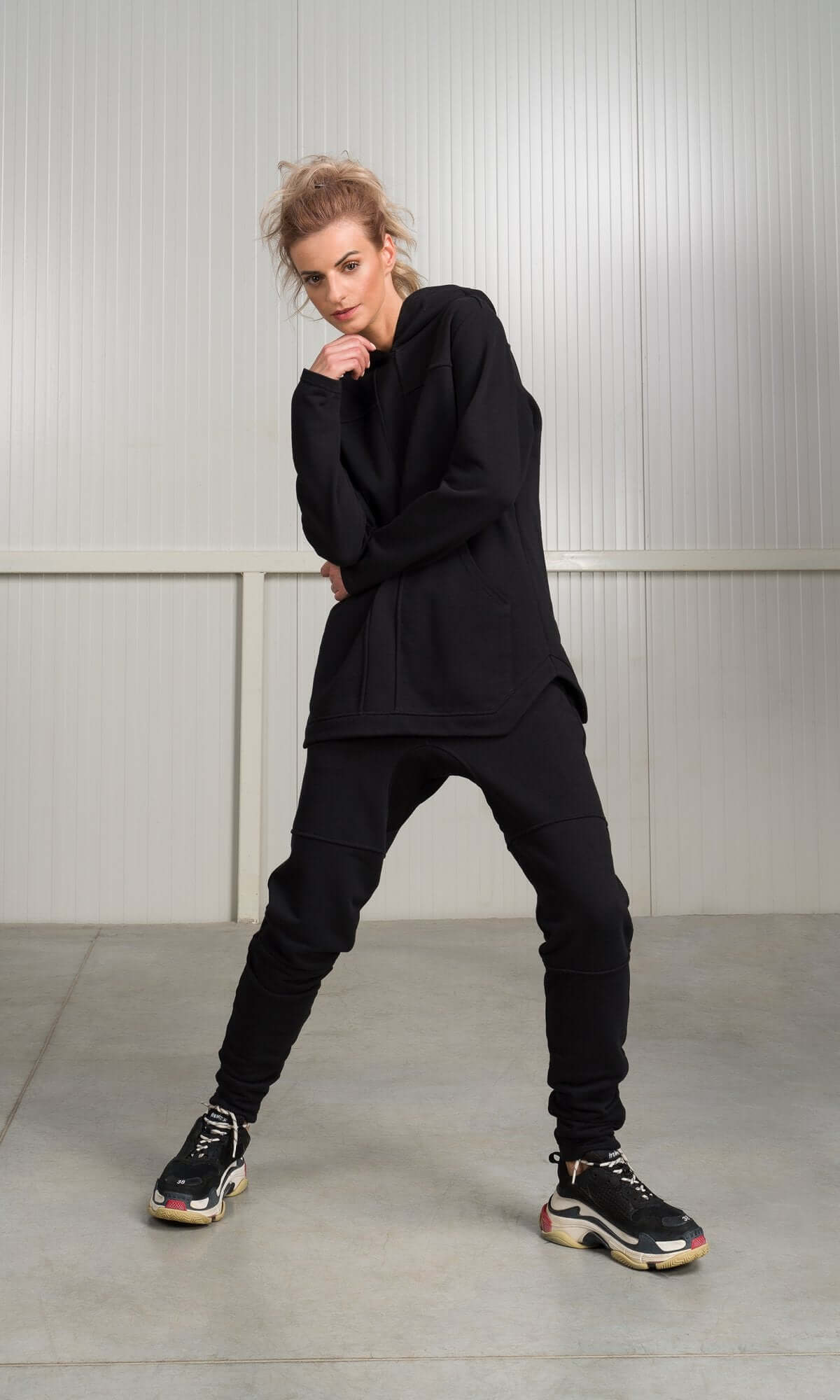 Hoodie en coton avec poches avant et coutures apparentes, haut chaud à capuche confectionné à la main par Aakasha