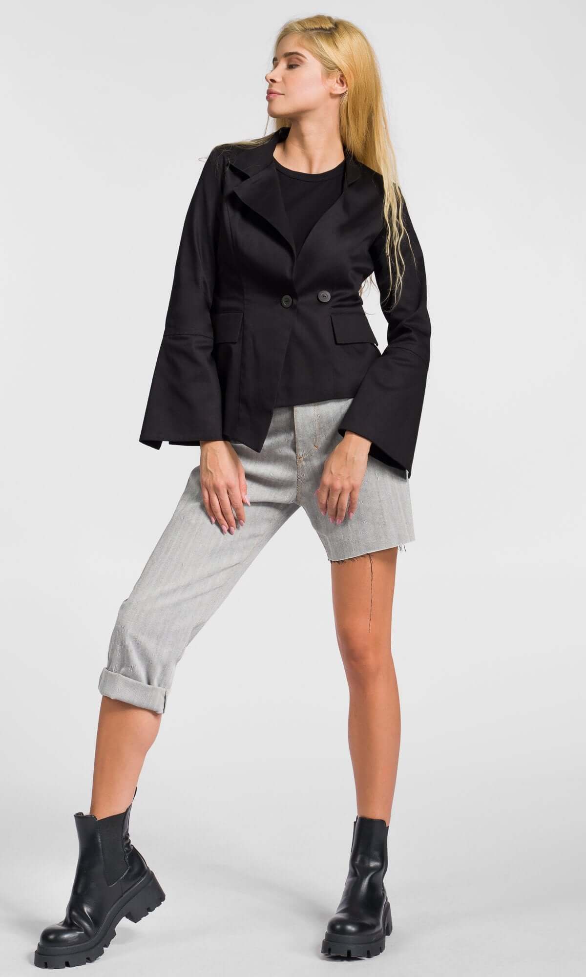 Blazer court asymétrique à manches évasées
