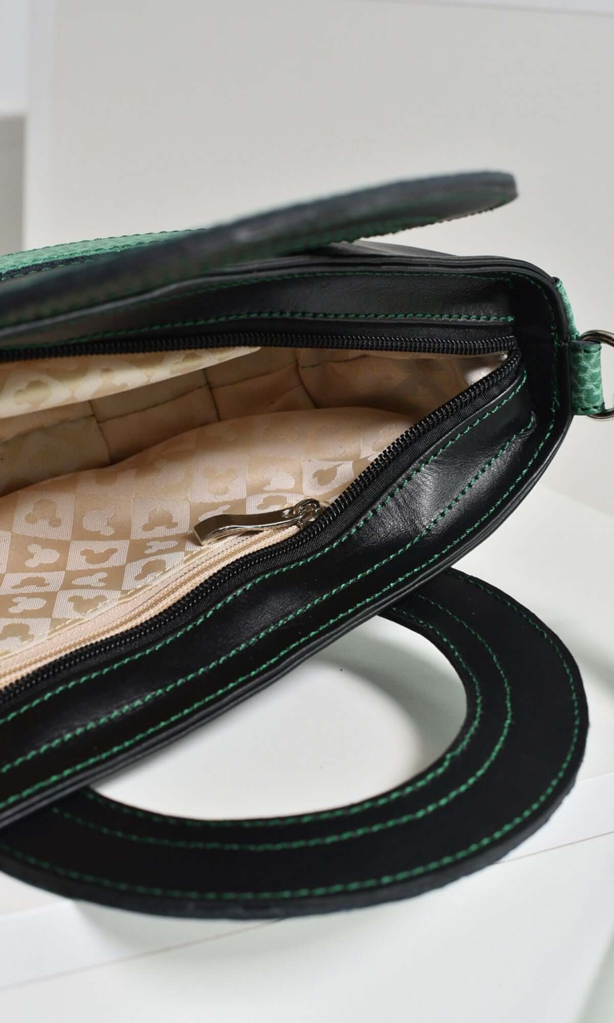 Kleine halbkreisförmige Handtasche