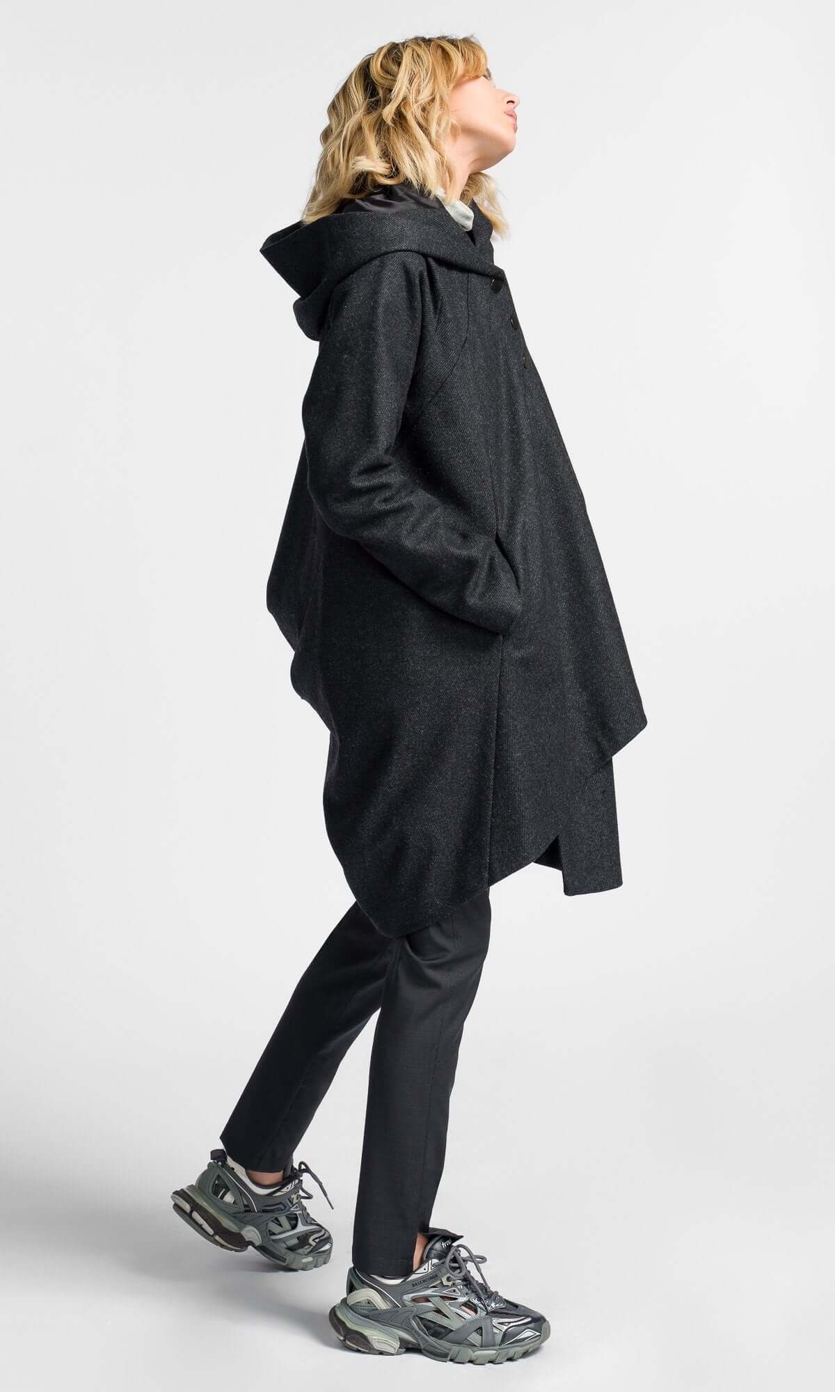 Manteau asymétrique à dos drapé