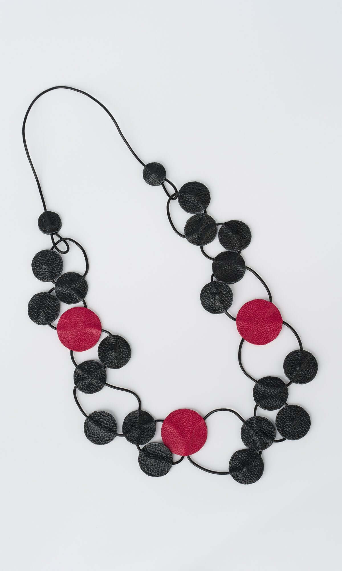 Collier à cercles noirs et rouges
