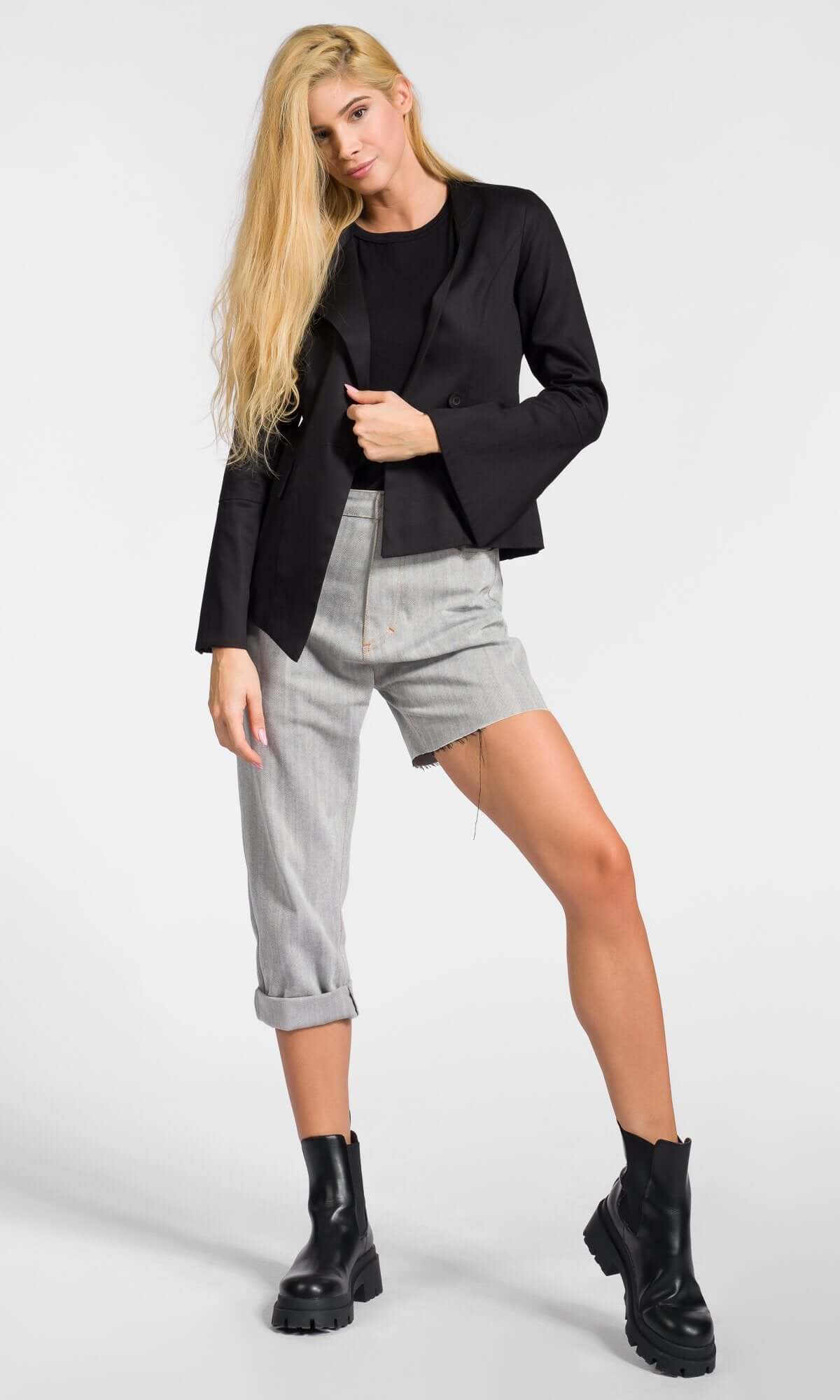 Blazer court asymétrique à manches évasées