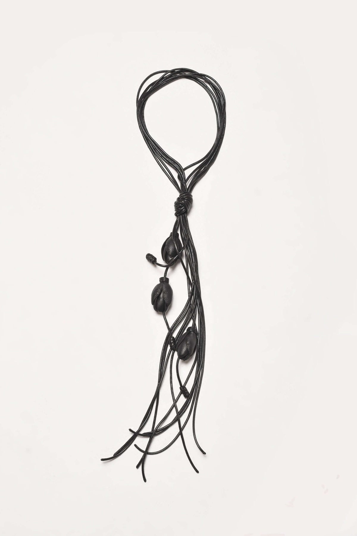 Collier fleur tendance et réglable en cuir