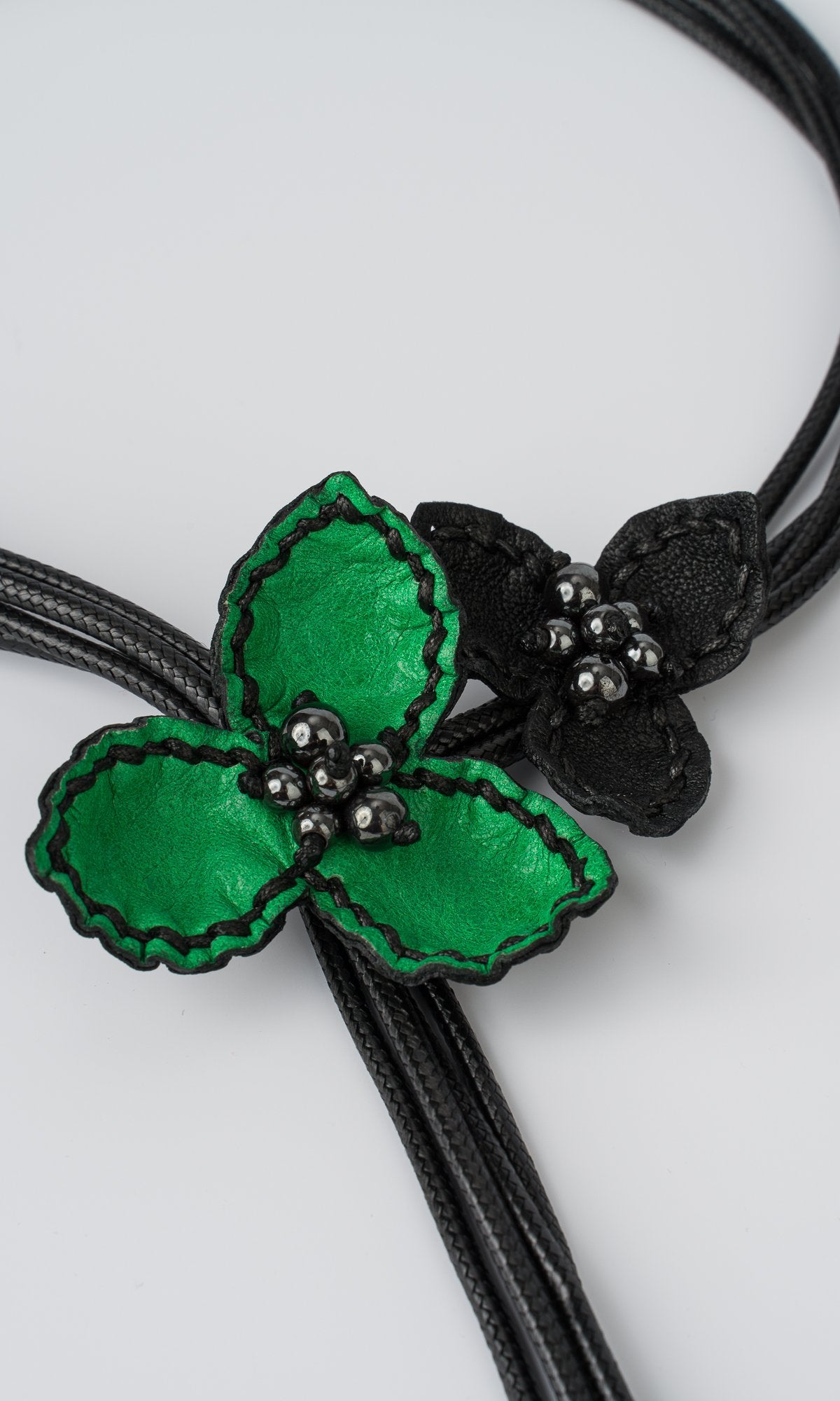 Bunte Lederblumenkette