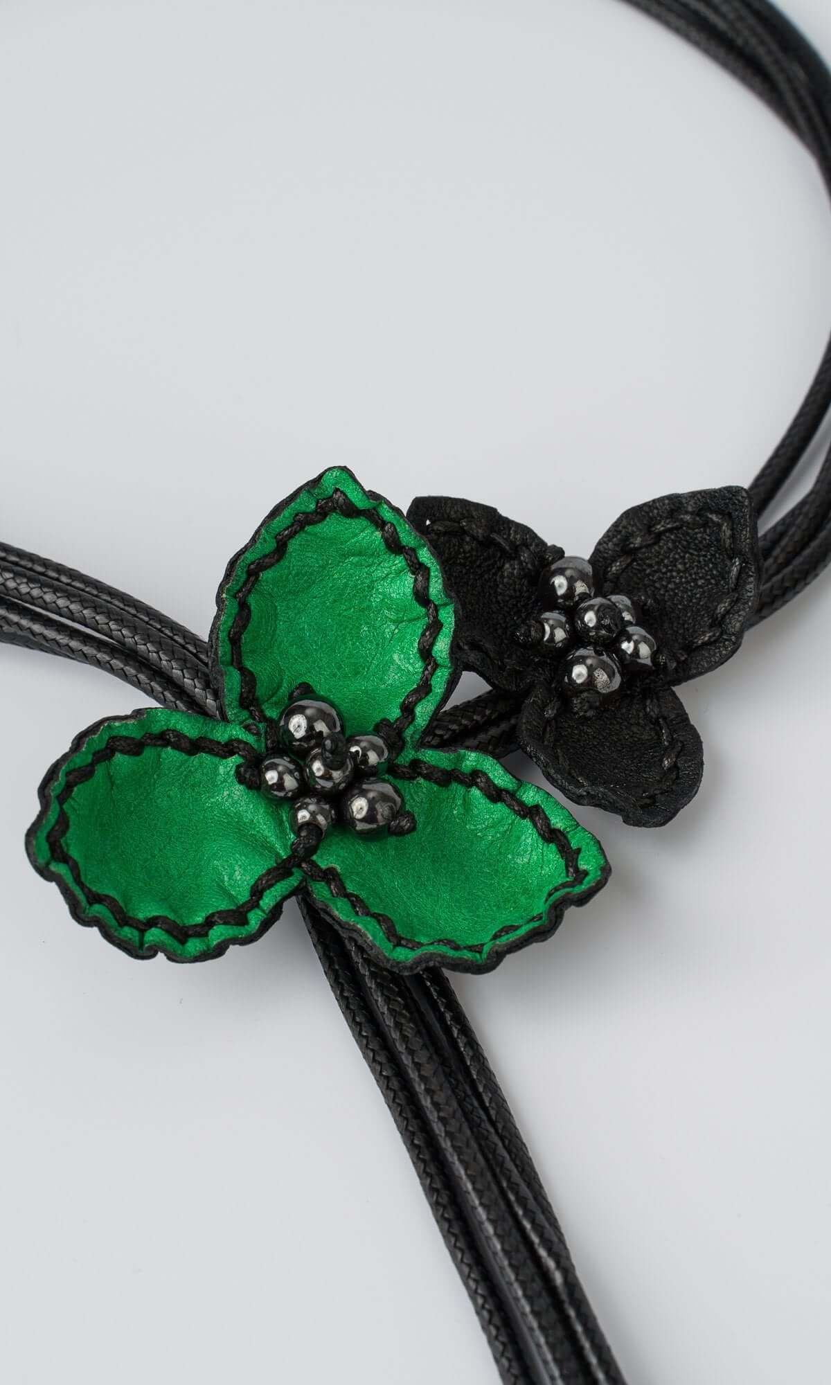 Collier fleur en cuir multicolore