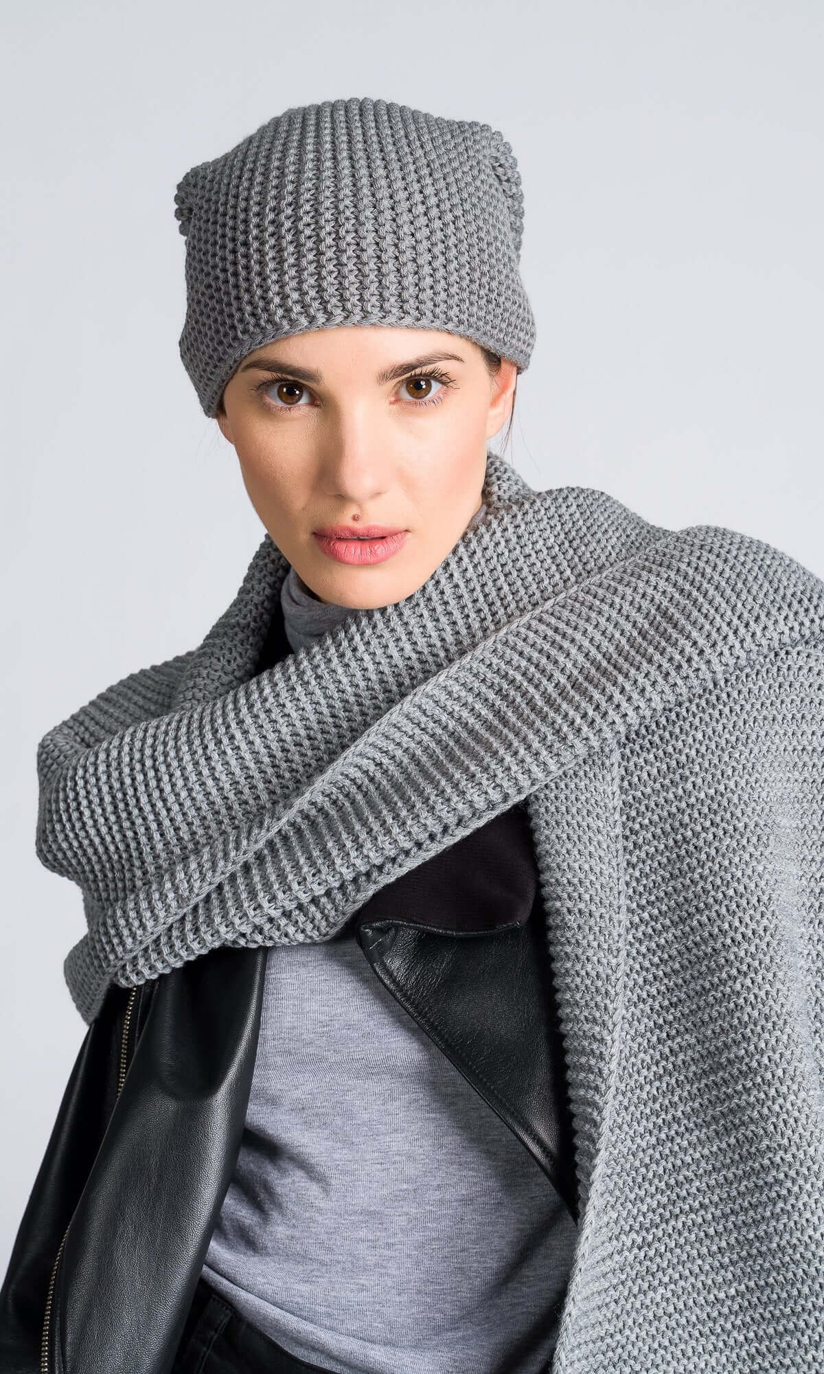 Ensemble deux pièces avec écharpe extra-longue et bonnet en maille