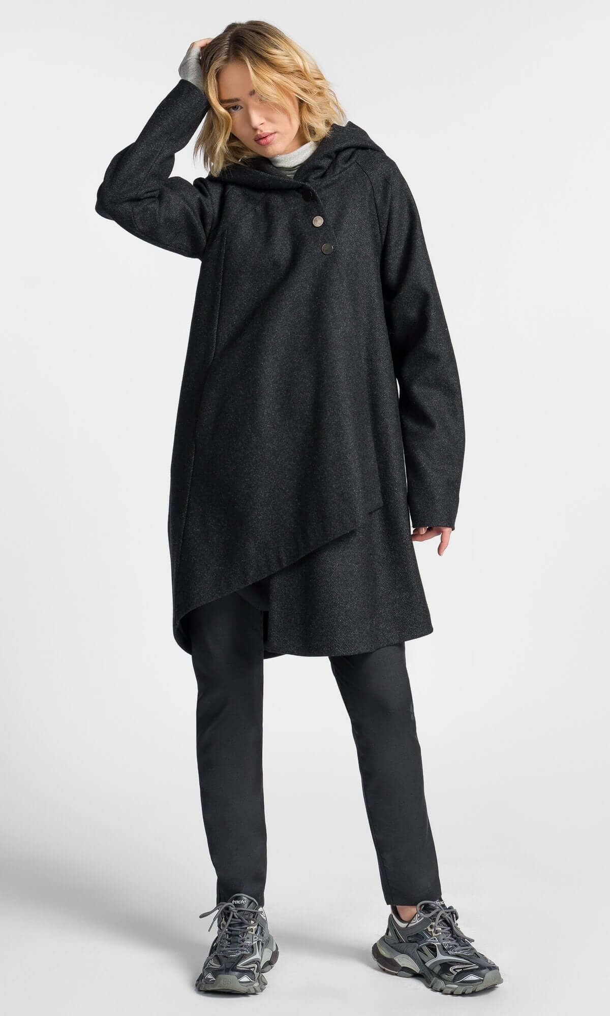 Cappotto asimmetrico con drappeggio sul retro