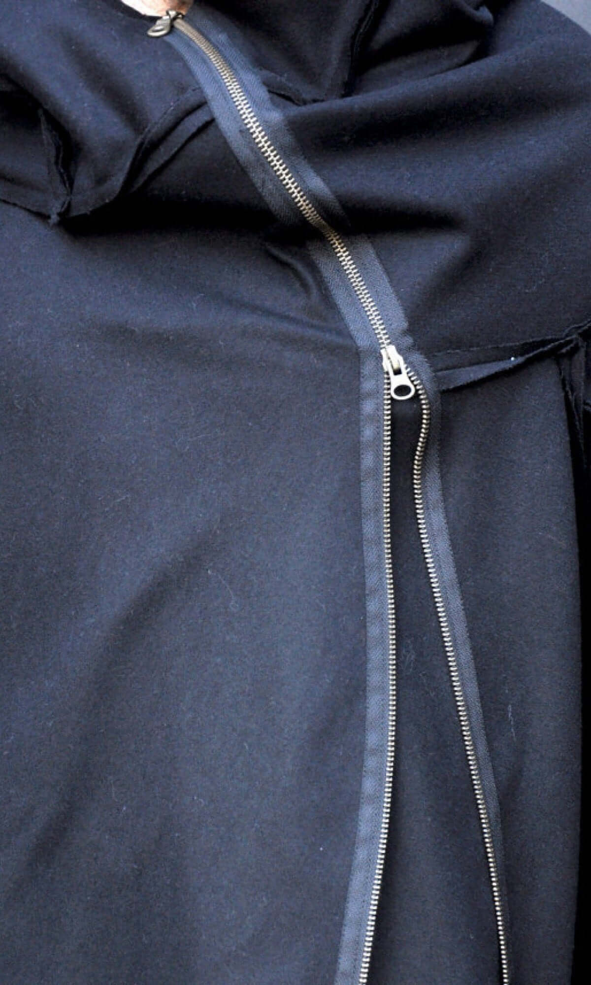Cappotto nero con cappuccio in cashmere