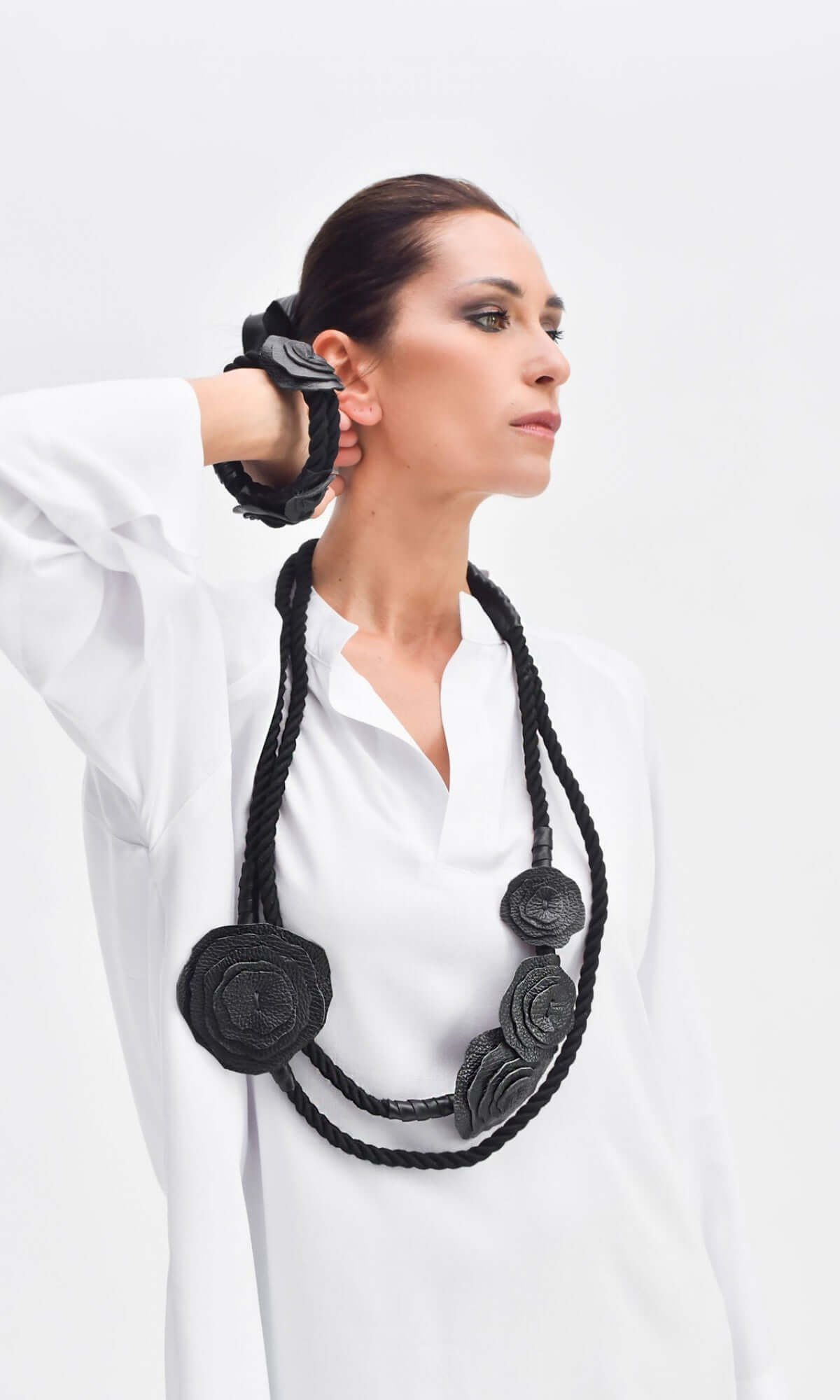 Collana in corda nera e rose in vera pelle