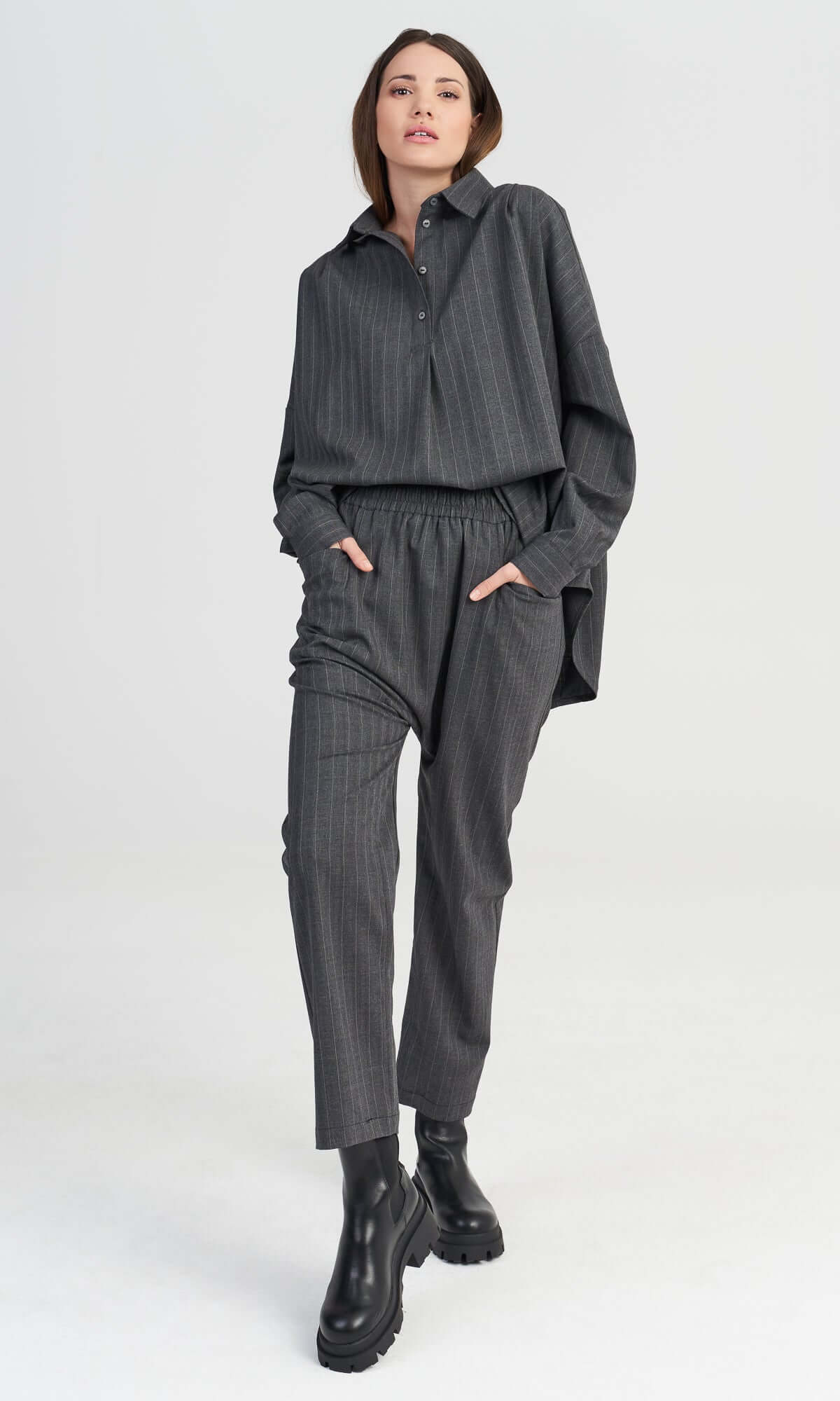 Graue Hose mit Kreidestreifen