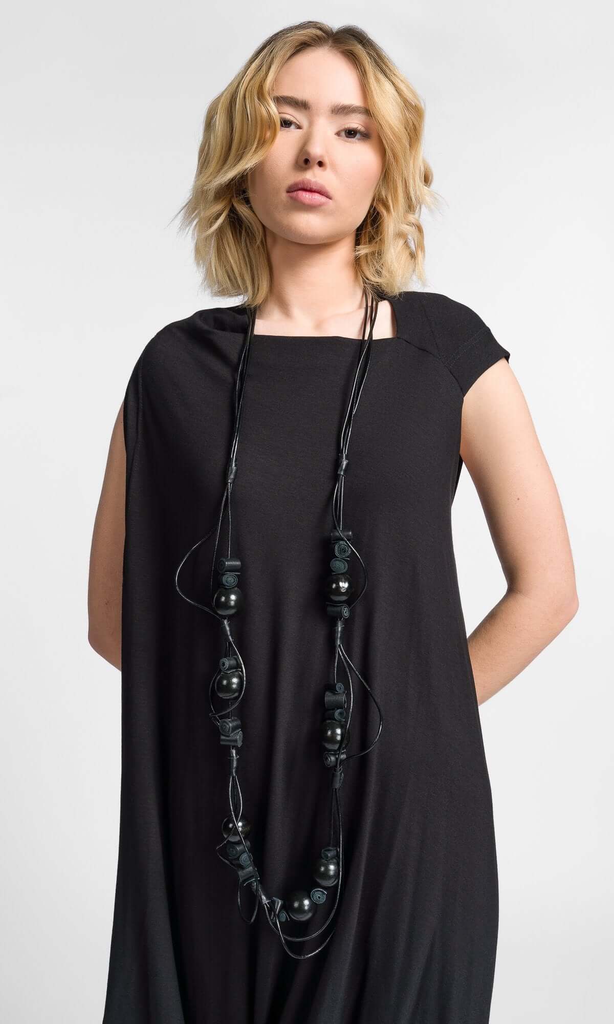 Long collier en cuir avec perles en bois