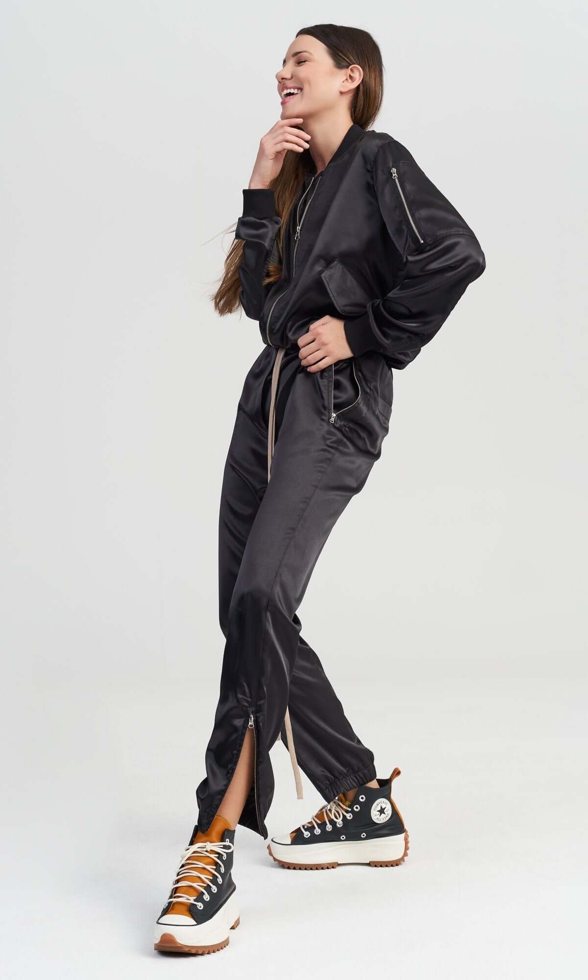 Completo due pezzi in satin con bomber e pantaloni