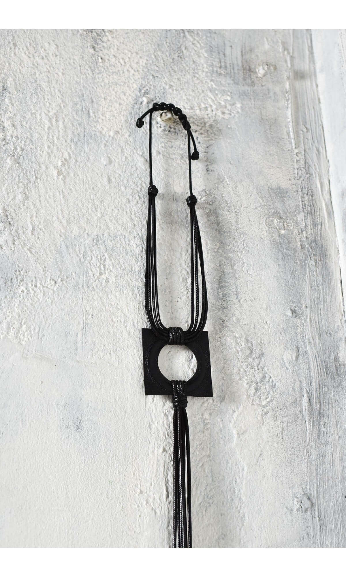 Collier tendance avec pendentif en cuir
