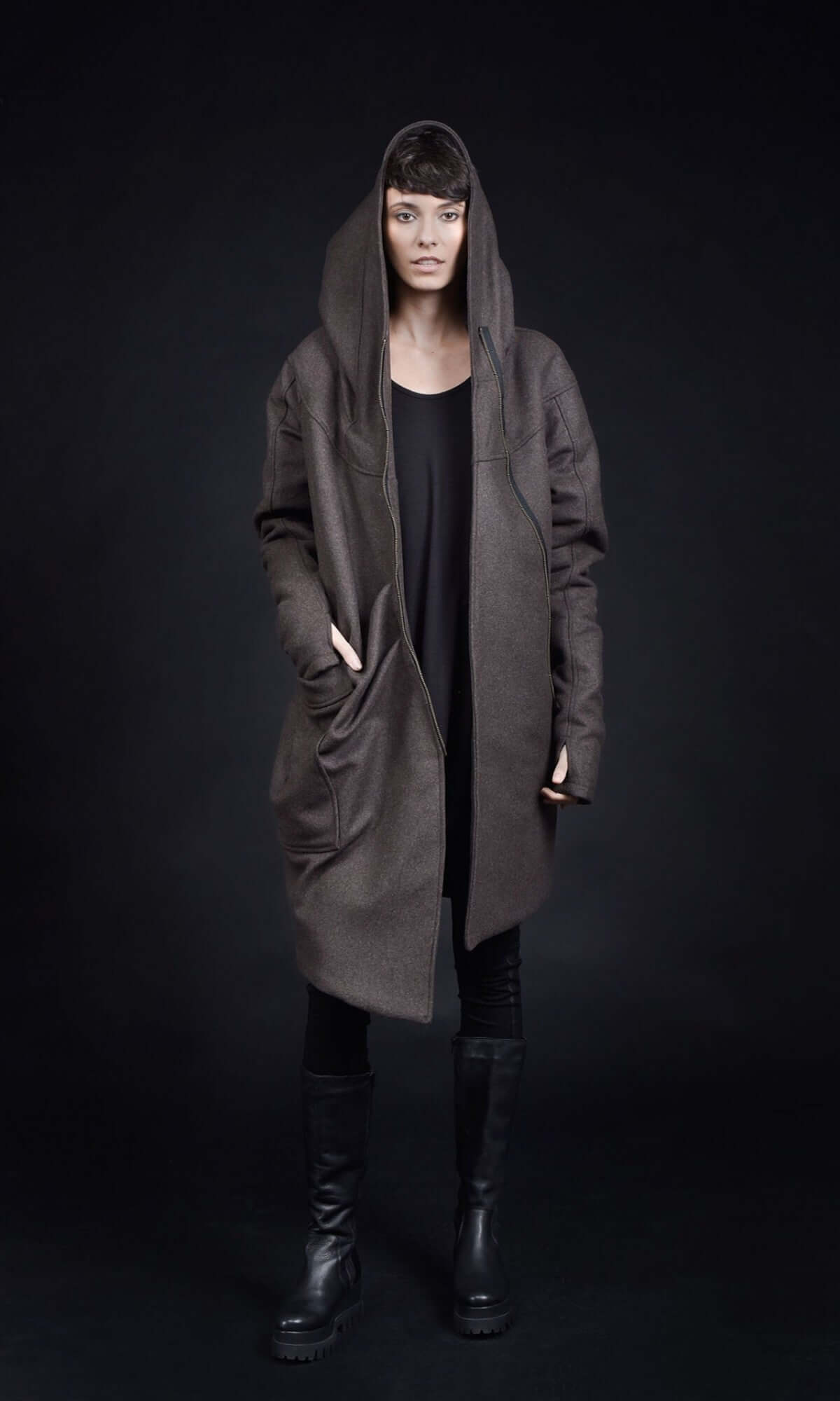 Manteau asymétrique audacieux à capuche en cachemire A07198