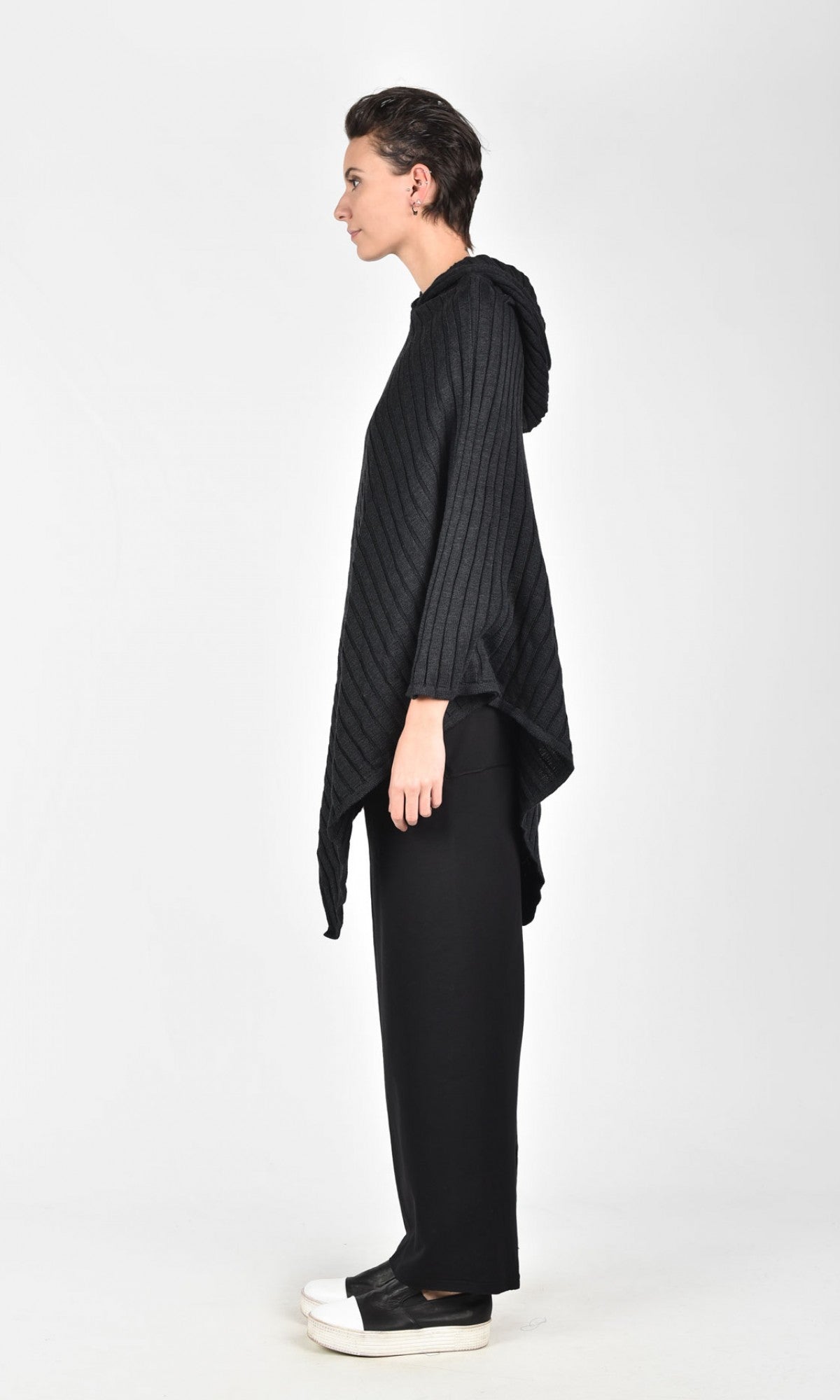Poncho in maglia grigio con cappuccio