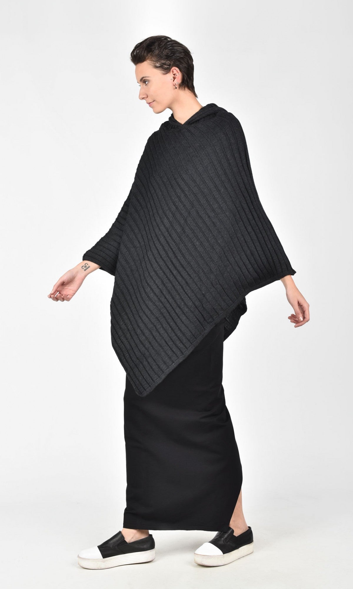 Poncho in maglia grigio con cappuccio