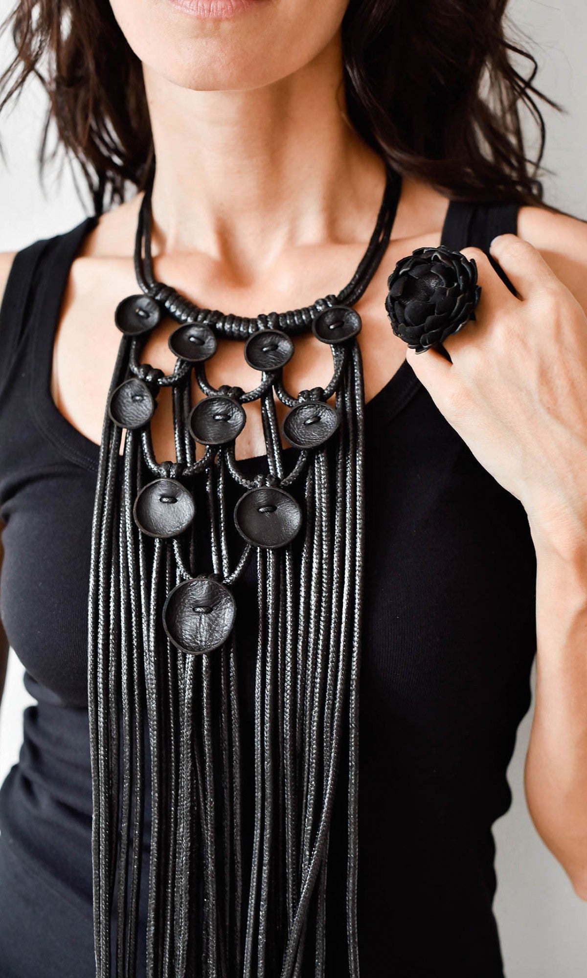 Long collier orné de cuir riche