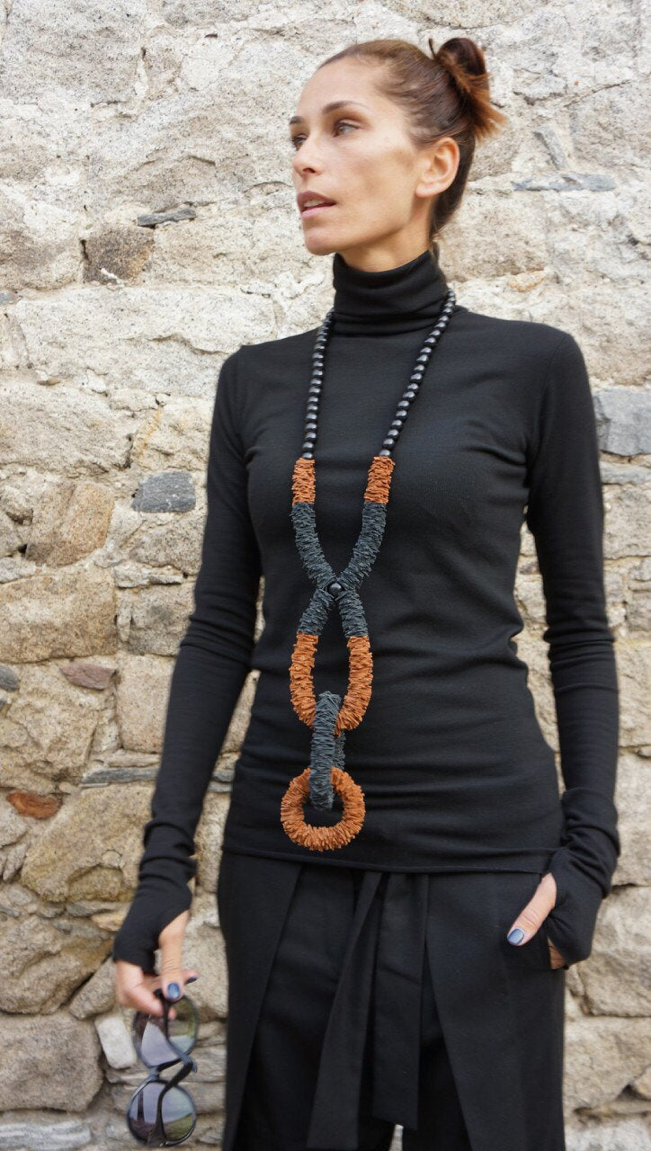 Collier extra-long extravagant en cuir véritable noir et marron avec perles