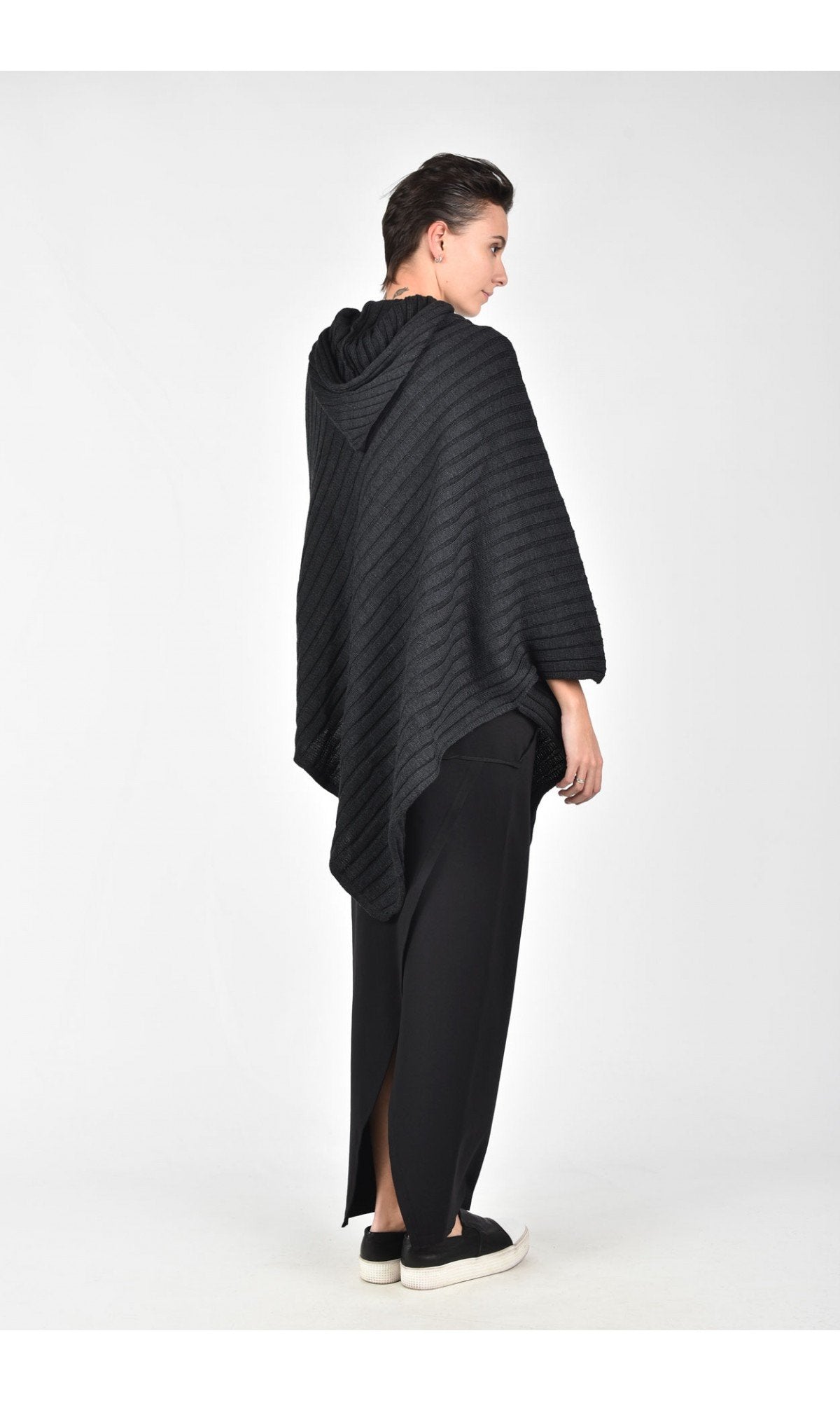 Poncho in maglia grigio con cappuccio