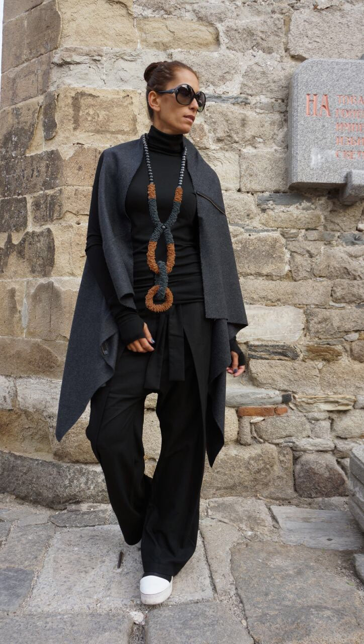 Collier extra-long extravagant en cuir véritable noir et marron avec perles