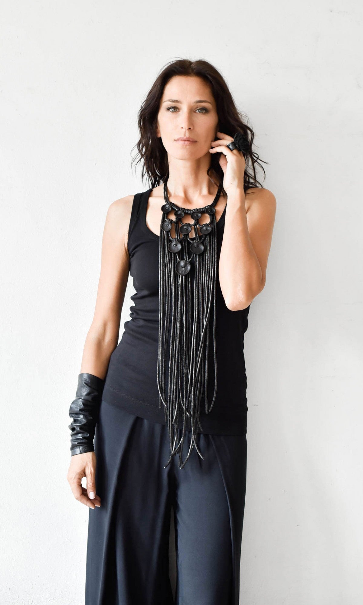 Long collier orné de cuir riche